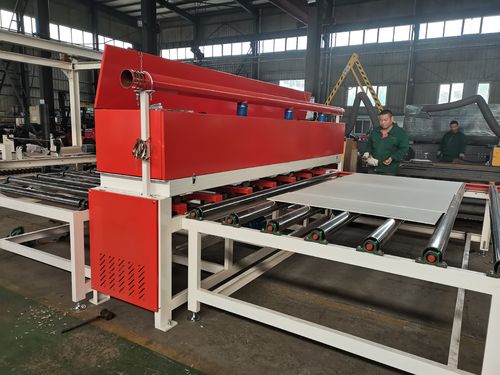 Dernières solutions de l'entreprise Machine de découpe de plaques de plâtre de 3 mètres personnalisée pour clients russes