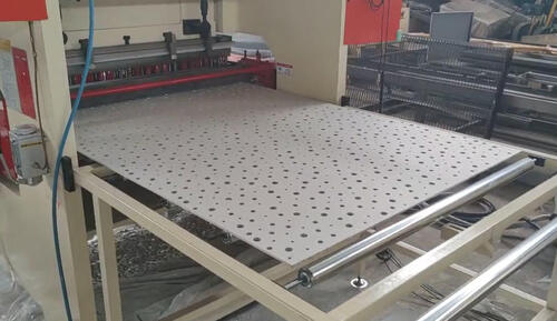 La machine à perforer les plaques de plâtre doit être livrée à l'usine en Thaïlande.