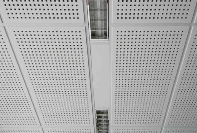 Le plafond acoustique couvre de tuiles la machine de perforation de feuille pour perforations rectangulaires rondes/