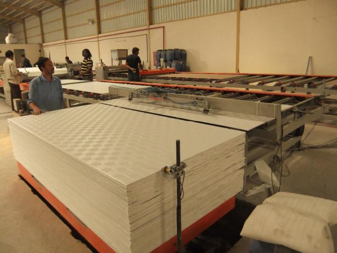 La chaîne de production automatique pour préparer le vinyle a stratifié des tuiles de plafond de gypse
