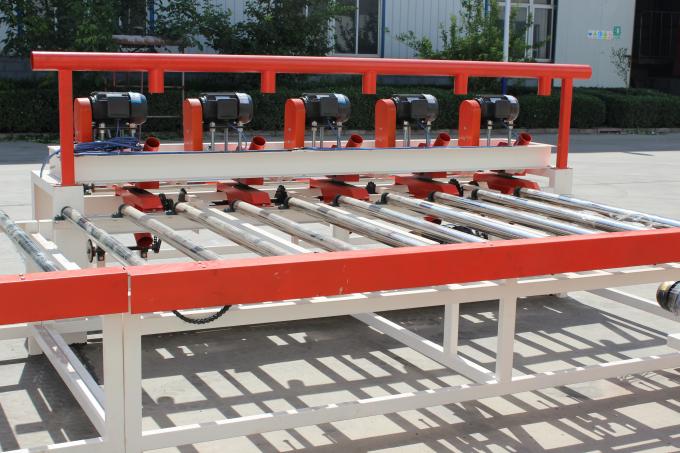 La découpeuse automatique de capacité élevée pour PVC Ceiing couvre de tuiles le travail du bas