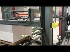 Opération d'emballage pour l'ensemble de la pile de plaques de plâtre pour plafond