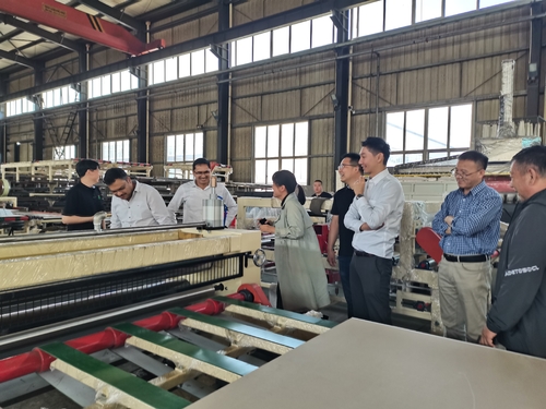 Dernières nouvelles de l'entreprise Nous accueillons les clients thaïlandais dans notre usine pour acheter des lignes de production de plafonds en plâtre entièrement automatiques