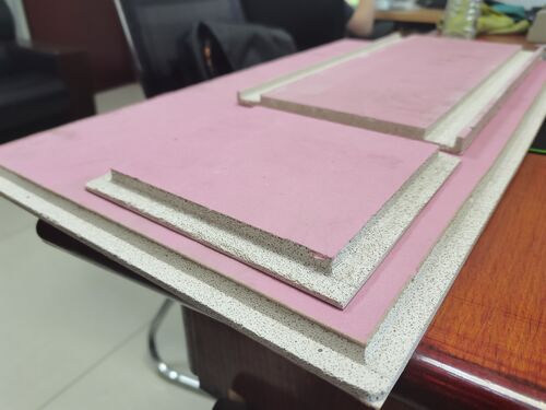 Derniers blogs de l'entreprise sur 2026 Machine de rainurage de plaques de plâtre améliorée de 600 mm : compatibilité multi-rainures et facilité d'utilisation