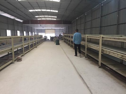 Un bon prix. Chaîne de production décorative de feuille de gypse résistant 595x595, taille 603x603 en ligne