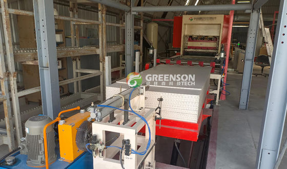 Un bon prix. Machine de laminage de plaques de plâtre en PVC en ligne