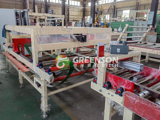 Un bon prix. Machine de laminage automatique pour panneaux de plâtre en PVC avec 600*600 mm de taille de panneau, contrôle PLC et garantie d'un an en ligne