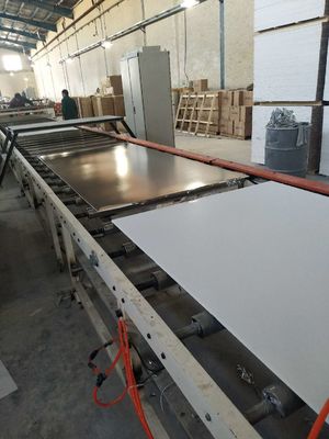 Un bon prix. Double machine latérale complètement automatique d'extrusion de plafond de PVC de plaque de plâtre en ligne