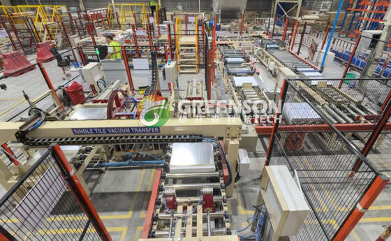 Un bon prix. Machine de lamination de plaques de plâtre entièrement automatique avec une largeur de lamination effective de 1300 mm et une vitesse réglable de 3 à 15 m/min pour la production de dalles de plafond en gypse en ligne