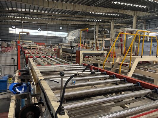 Un bon prix. Machine de lamination automatique de PVC pour plaques de plâtre avec lamination effective de 1300 mm, système PLC et capacité de 2 à 6 millions de m²/an en ligne