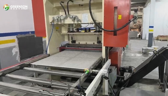 Un bon prix. Machine automatique de perforation de plaques de plâtre avec une puissance de 11 KW et une capacité de 1 pièce/minute pour panneaux acoustiques en ligne