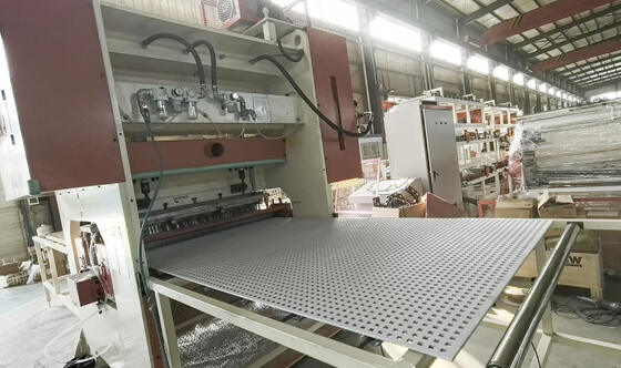 Un bon prix. Machine automatique de perforation de panneaux CNC à pression de 200 T, vitesse de 50 fois par minute et largeur de perforation de 1220 mm pour plaque de ciment en fibres de MDF en plâtre en ligne