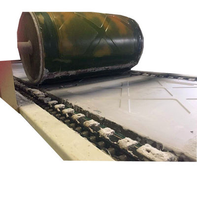 Un bon prix. Chaîne de production de tuile de plafond de gypse de décoration de haute catégorie taille de 600*600 en ligne