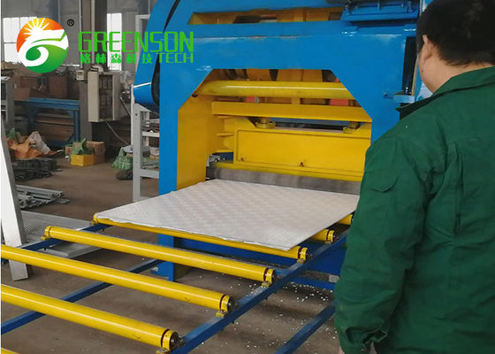 Un bon prix. Machine décorative de perforation de feuille de cloison sèche pour trou carré/rond en ligne