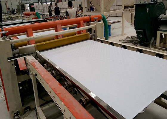 Ligne de production automatique semi-automatique de carreaux de plafond en plâtre stratifiés en PVC