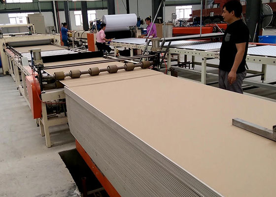 La machine de laminage des carreaux de plafond en PVC est entièrement automatique