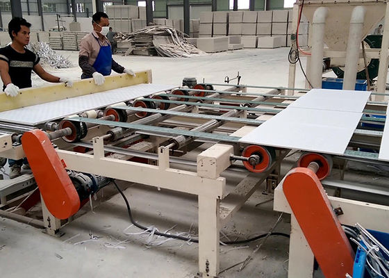 Un bon prix. Machine de laminage à deux côtés de feuille de PVC et de papier d'aluminium contrôlée par PLC en ligne