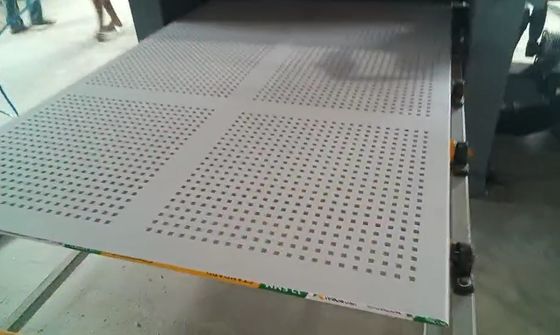 Machine de plafond de plaques de plâtre perforées en plâtre pour petites entreprises