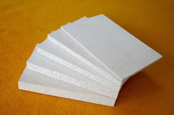 Un bon prix. Le PLC commandent la chaîne de production de panneau de MgO, panneau de paille automatique faisant la machine en ligne