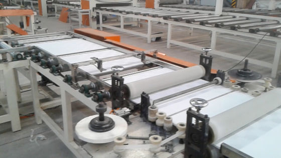 Machine de stratification automatique qui peut être découpée automatiquement