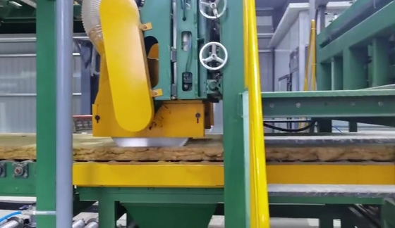 Machine de coupe transversale à double couteau et scie volante pour la production de laine de roche