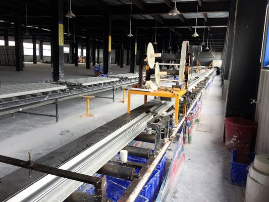 Un bon prix. Type économique ligne de production à la machine de fabrication de corniche de gypse en ligne