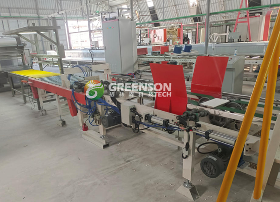 Un bon prix. Machine de fabrication de plaques de plafond en gypse entièrement automatique en ligne