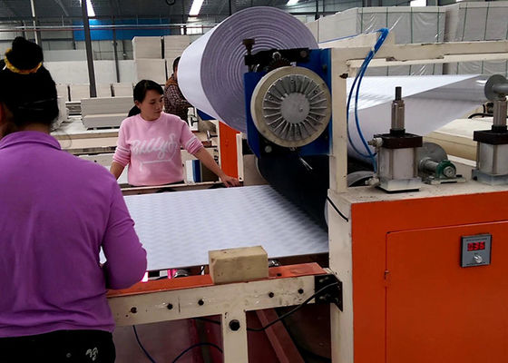 Le vinyle imperméable a couvert le panneau de plafond de gypse faisant la machine