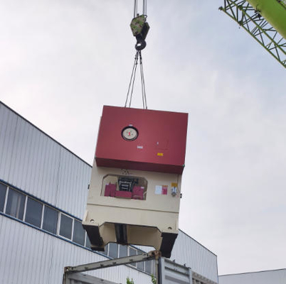 Machine de poinçonnage de planche d'absorption du son entièrement automatique. Puncheur de plateau.