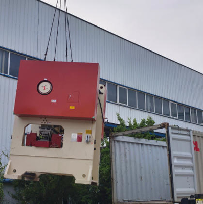 Machine de poinçonnage de carreaux de plafond en plâtre pour équipement de production de panneaux d'absorption des petites entreprises