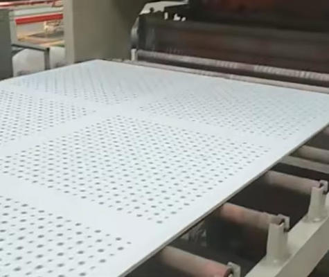 Un bon prix. Machine de perforation de feuille de précision avec une pression de perçage de 160 kg pour les panneaux multimatiéraux et les types de trous personnalisables en ligne