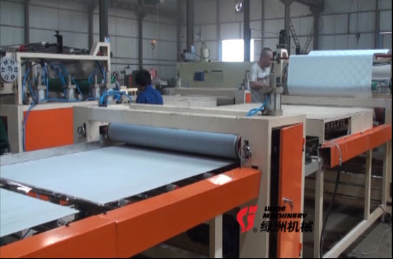 Un bon prix. Le plafond de PVC couvre de tuiles la machine de stratification de panneau de gypse avec la preuve imperméable/poussière en ligne