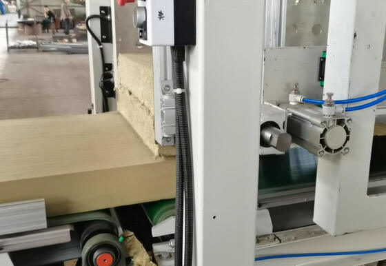 Un bon prix. 2.4m ligne de production automatique de fibres de basalte avec 60000 TPA de capacité et système de contrôle PLC pour la fabrication de panneaux de laine minérale en ligne