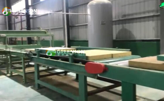 Un bon prix. Machine automatique de fabrication de panneaux en laine de roche avec une largeur de planche de 1200 à 2400 mm, une densité de 80 à 200 kg / m3 et un contrôle PLC pour la précision en ligne