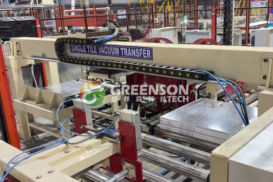 Un bon prix. Machine de lamination automatique de plaques de plâtre avec une vitesse de lamination de 15 m/min et une largeur effective de 1300 mm pour les dalles de plafond en plâtre laminées PVC en ligne