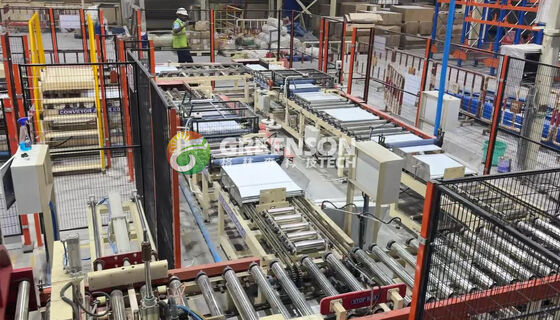 Un bon prix. Machine de lamination entièrement automatique avec une vitesse de lamination de 15 m/min et alimentation automatique des plaques pour la découpe de faux plafonds en plâtre en ligne