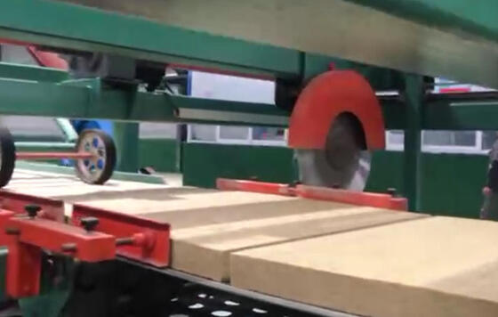 Un bon prix. Ligne de production de laine de roche légère à contrôle PLC économe en énergie pour la fabrication de panneaux de laine minérale en ligne