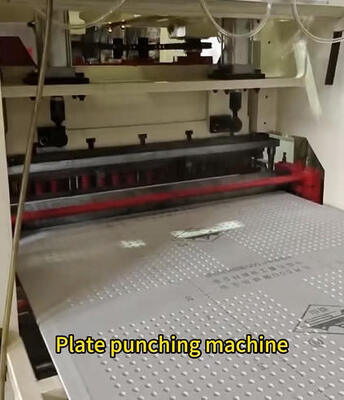 Machine de perforation de tôle de qualité industrielle avec 160 tonnes de pression 11 kW de puissance et 1 an de garantie pour le forage de trous sur planche