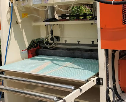 Un bon prix. Machine de perforation de plaques de gypse à haut rendement avec contrôle central par ordinateur, largeur de perforation de 1220 mm et formes de trous multiples en ligne