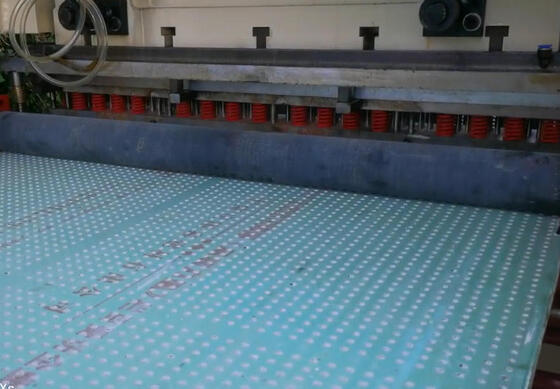 Un bon prix. Machine de perforation de plaques de plâtre sous pression de 160 tonnes pour une épaisseur de 20 mm avec plusieurs formes de trous en ligne