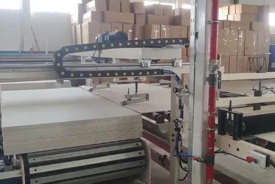 Machine de laminage à haute production de films en PVC avec un laminage efficace de 1300 mm et une capacité de 2 à 6 millions de m2 par an pour la production de plafonds en gypse