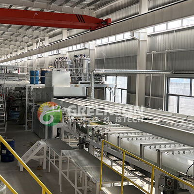 Machine de fabrication de panneaux de sandwich en laine de pierre entièrement automatique à haut rendement pour un fonctionnement facile dans les applications de toit et de mur