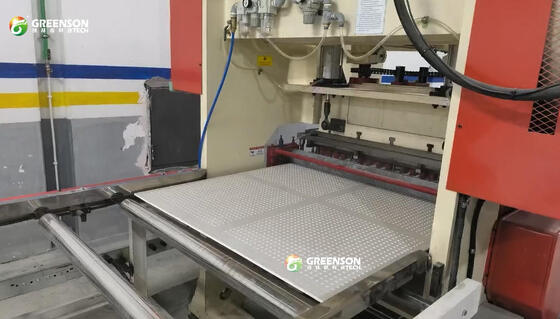 Un bon prix. Machine de perforation automatique de planches hydrauliques à haute pression de 200 T Opération automatique pour perforation de planches de gypse d'épaisseur maximale de 20 mm en ligne