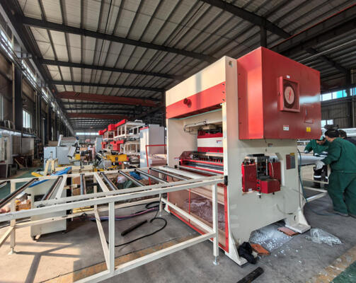 Un bon prix. Machine de perforation de plaques de plâtre contrôlée par PLC, avec une pression de 200T et une vitesse de 50 fois/minute pour un poinçonnage de panneaux de précision en ligne
