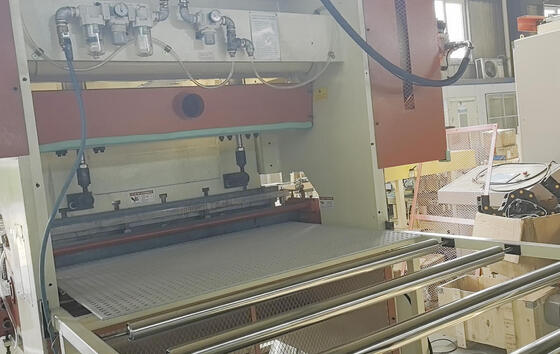 Un bon prix. Machine de perforation de trous à haute efficacité à économie d'énergie à commande CNC pour perforateur de MDF et de plaques de gypse en ligne