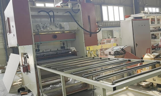 Machine de perforation sous pression de 200 t, avec des formes de trous personnalisables pour le perforage de planches