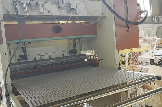 Machine de perforation hydraulique à grande vitesse avec une pression de perforation de 160 kg pour des formes de trous personnalisables dans les panneaux