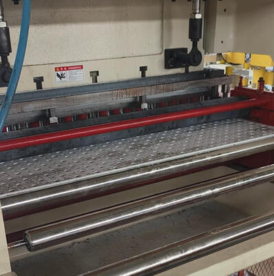 Un bon prix. Perforateur industriel de plaques de gypse avec une pression de perçage de 160 kg pour une épaisseur maximale de 20 mm à une vitesse de 1 plaque/min en ligne