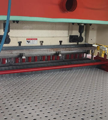 Un bon prix. Machine de perforation de trous de puissance à pression de 160 tonnes 11 kW pour panneau en MDF avec plusieurs formes de trous en ligne