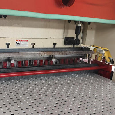 Un bon prix. Machine de perforation automatique à haute pression de 200 T pour perforer des plaques de plâtre d'épaisseur maximale de 20 mm en ligne